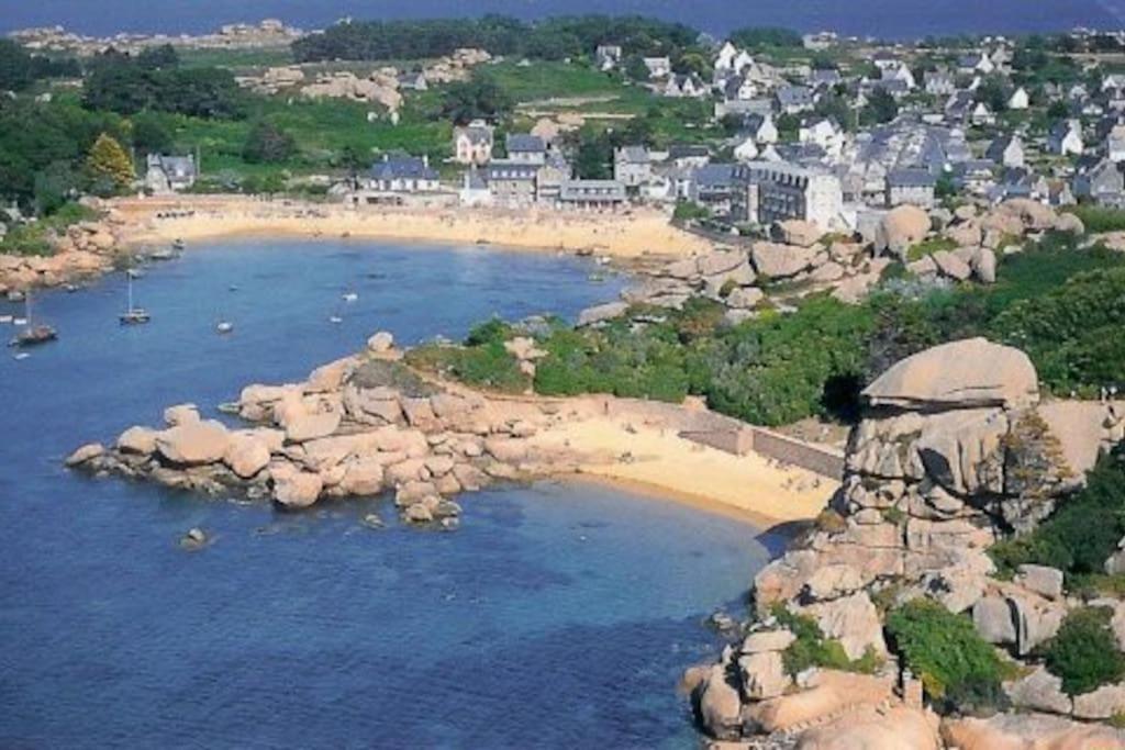 Les Pieds Dans L'eau Au Port De Ploumanac'h Perros-Guirec