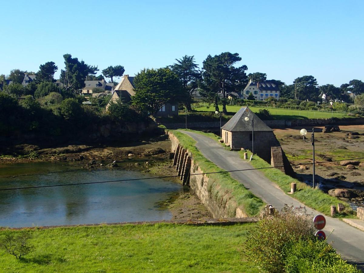 Les Pieds Dans L'eau Au Port De Ploumanac'h *