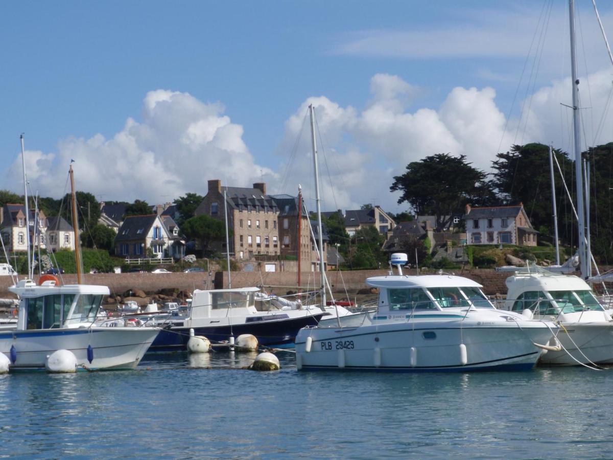 Les Pieds Dans L'eau Au Port De Ploumanac'h Perros-Guirec