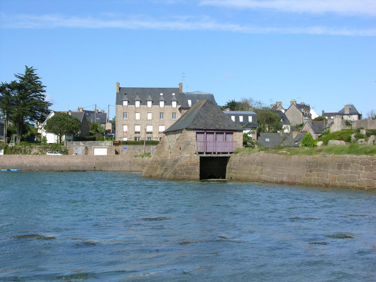 Les Pieds Dans L'eau Au Port De Ploumanac'h Perros-Guirec